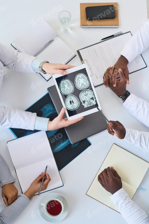 Preview: Doctors examining x-ray image in team