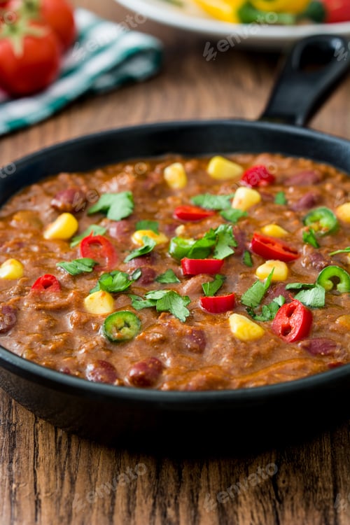 Preview: Chili con carne with red kidney beans, corn, and peppers in cast iron pan