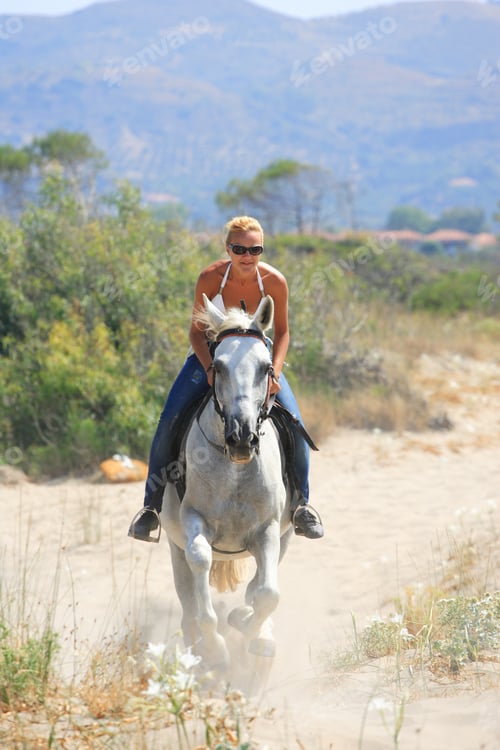 Preview: Young rider on the beach