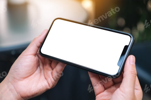 Vista previa: Mockup image of a woman holding a black mobile phone with blank white desktop screen