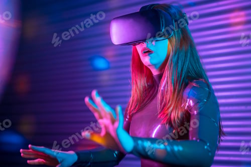 Preview: Leisure games using VR goggles in a futuristic space