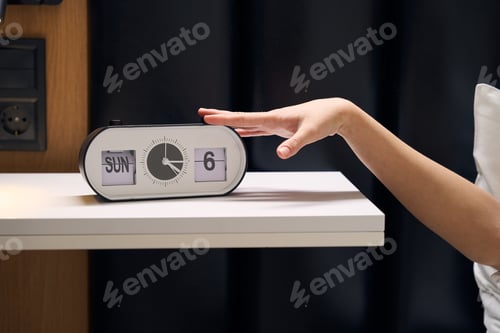 Preview: Electronic alarm clock shows time, date and day of week