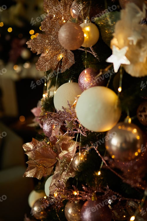Preview: Christmas tree decorated with a garland and toys, shiny, lights