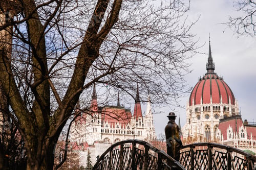 Preview: Views of the parliament and other official buildings of Budapest.