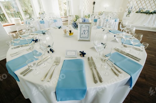 Preview: wedding table decoration with blue flowers on the table in the restaurant table decor for dinner at