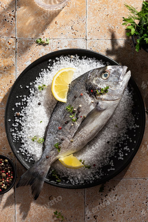 Preview: Salted raw fish on a plate before cooking