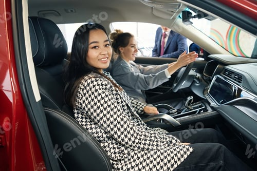 Visualização: Senhora feliz no banco do passageiro olhando diretamente