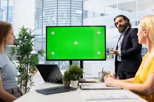 Visualização: Consultor financeiro no escritório mostrando dados de clientes em tela verde