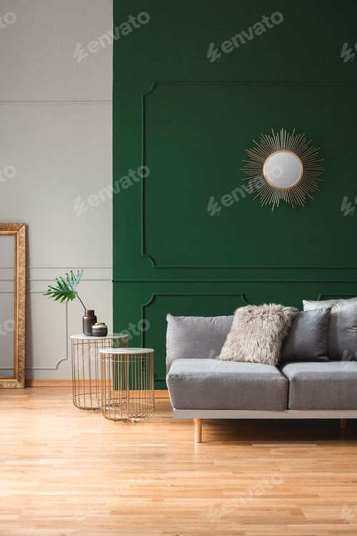 Vorschau: Sonnenförmiger Spiegel an leerer grüner Wand im stilvollen Wohnzimmerinterieur