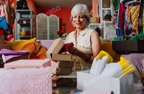 Preview: Senior woman selling clothes and accessories online.