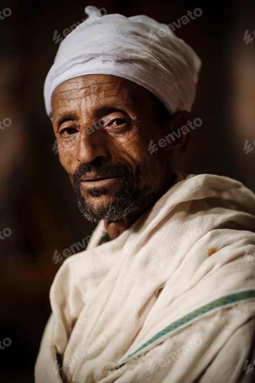 Preview: Man with thoughtful gaze in traditional headwear