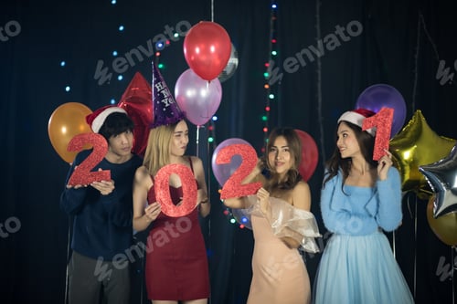 Visualização: Felizes amigos asiáticos comemorando a véspera de ano novo de 2021 - pessoas se divertindo juntas