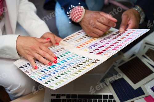 Preview: Couturier and tailor choosing right shade of threads