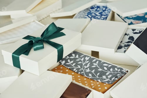 Visualização: Close up view of gift boxes that lying down. Daytime lighting