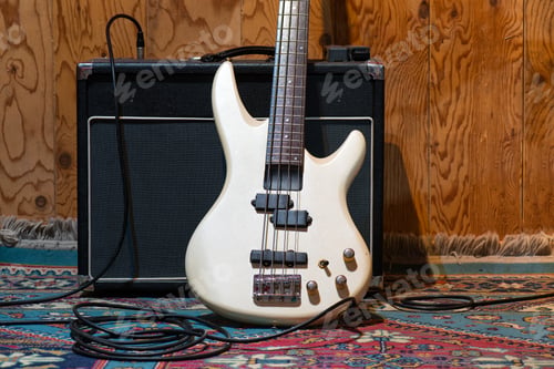Preview: Electric bass amplifier leaned