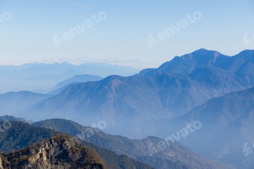 Vorschau: Wunderschöner Blick auf die Berge an sonnigen Tagen
