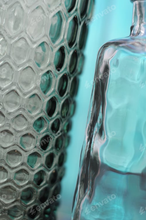 Preview: blurred vase on white background reflecting shine and shadow.