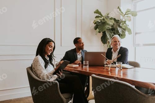 Preview: Happy business people in the meeting room