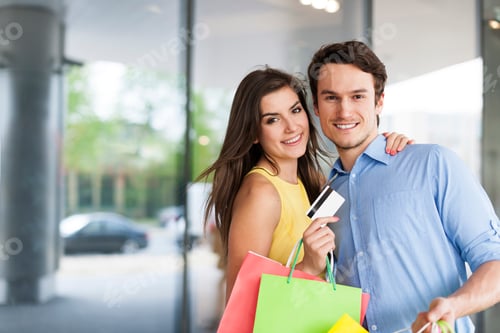 Preview: Portrait of couple which loves shopping
