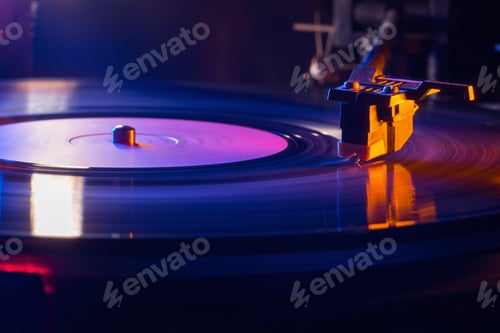 Preview: Retro-styled film look of a spinning record vinyl player