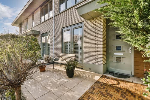 Aperçu: The facade of a brick building with wooden door