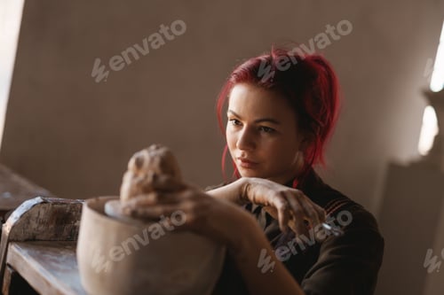 Vista previa: Joven pintora blanca en un estudio de arte