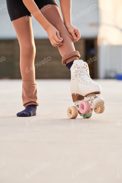 Preview: Unrecognizable girl in roller skate preparing for training