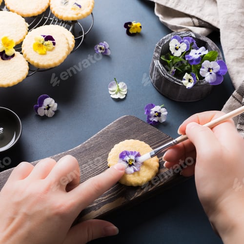 Preview: Homemade shortbread cookies with edible flowers