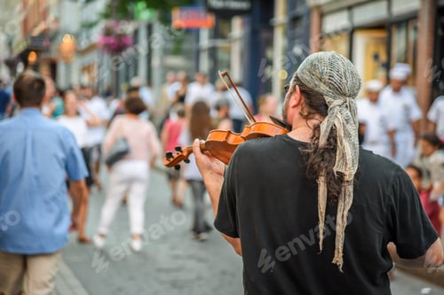 Preview: Man playing violin in the streets of Quebec
