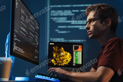 Vista previa: Hombre programador mirando un gran monitor comprobando la dirección de identificación y el sistema de depuración, escribiendo código html
