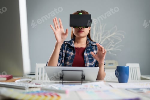 Preview: Interior Designer Using VR Headset
