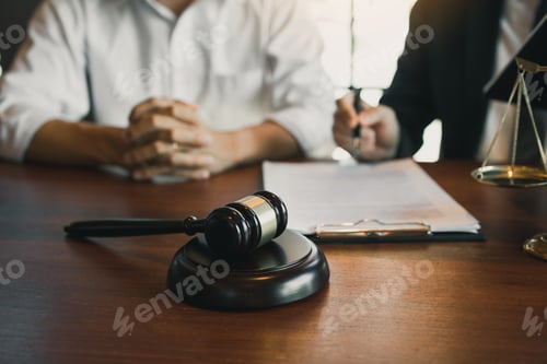 Preview: Lawyer explained to the client about the law that must be brought against the court case.