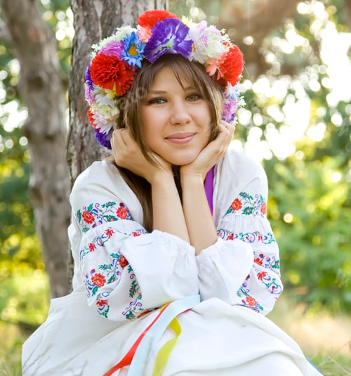 Vista previa: Slav girl with wreath at field.