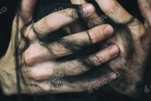 Vista previa: Young man with black spider web in his hands