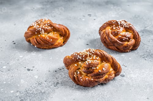 Preview: Swedish cinnamon buns Kanelbullar. Gray background. Top view