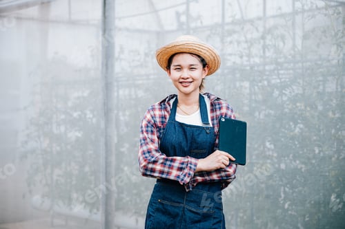 Preview: Confident gardeners with crossed arms