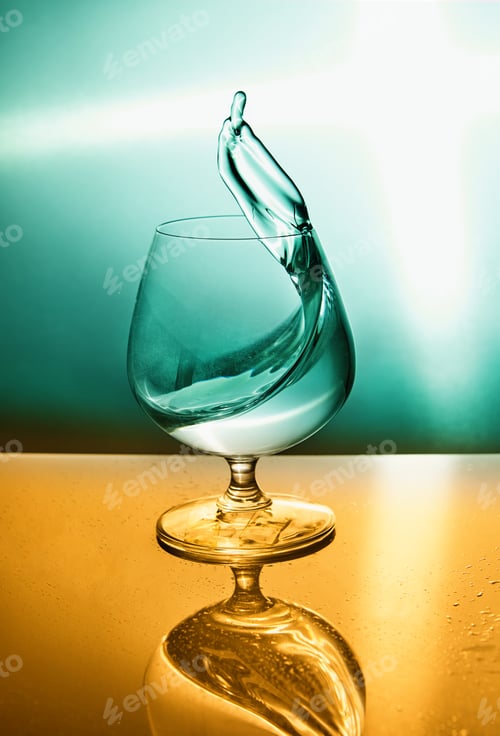 Preview: A glass of water with a wave on turkiz orange background