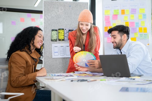 Preview: Multiethnic young business people working together in modern office, Collaborate to designing an app