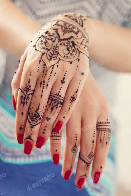 Preview: Red manicured hands with Mehndi