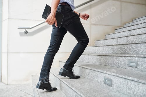 Preview: Businessman hurrying to meeting