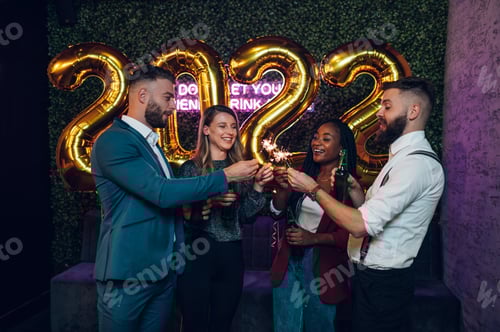 Visualização: Feliz grupo de amigos celebra a véspera de Ano Novo em um clube