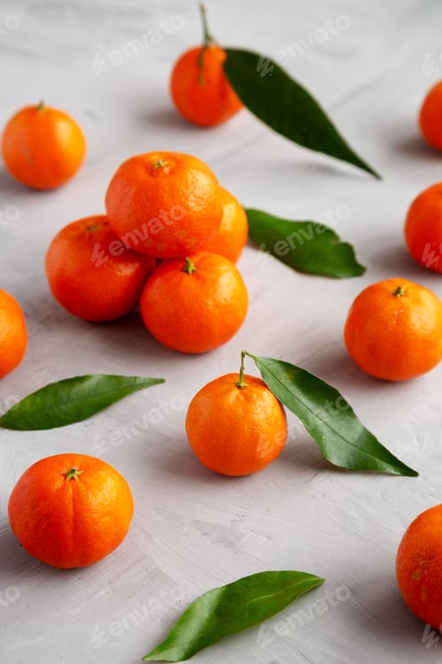 Vorschau: Rohe Bio-Mandarinen auf grauem Hintergrund, Seitenansicht.