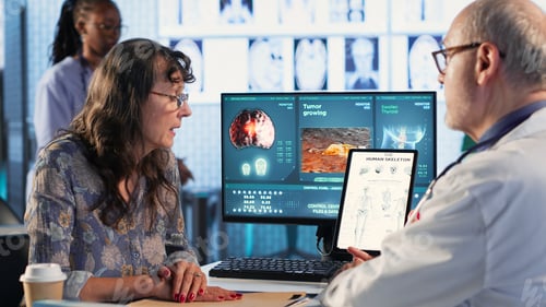 Vista previa: Profesional de la salud que comparte su experiencia e interpreta los resultados de las resonancias magnéticas