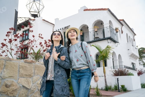 Aperçu: two girls strolling at santa Barbara neighborhood
