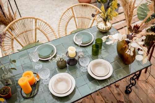 Preview: Festively decorated tablescape in green tones