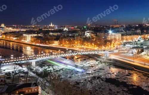 Preview: Bridge across the Moskva River with ice floes in winter