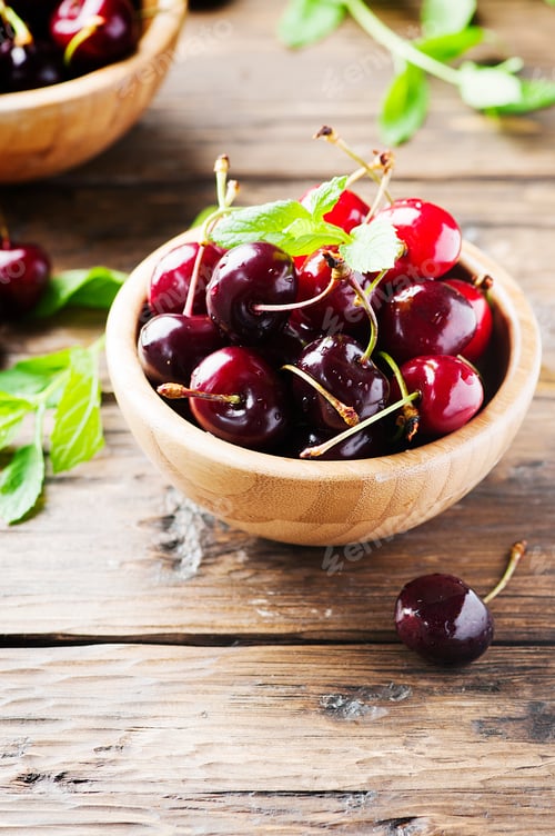 Preview: Black sweet cherry and mint on the wooden table
