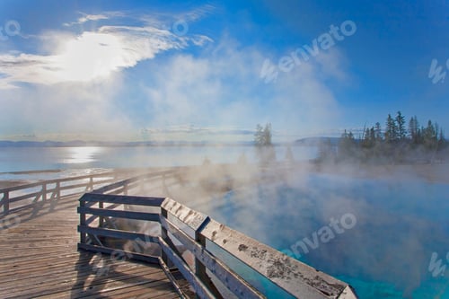 Vorschau: 55280, Dampf steigt aus heißen Quellen, Yellowstone-Nationalpark, Wyoming, Vereinigte Staaten