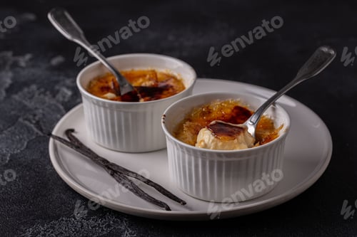 Preview: Creme brulee. French vanilla cream dessert with caramelised sugar.