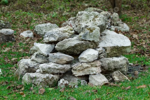 Vorschau: Stapel von Steinen auf dem Gras